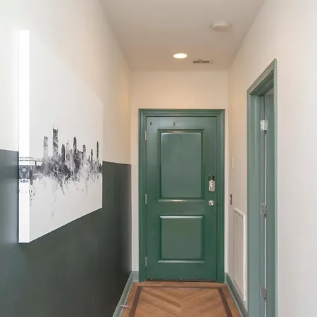 Broadway Penthouse Above Live Music & Bars *