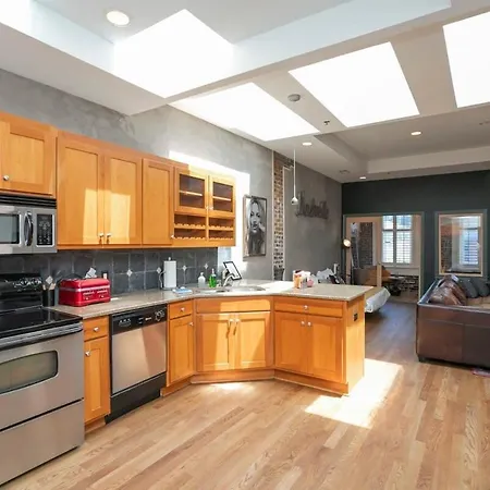 Holiday home Broadway Penthouse Above Live Music & Bars