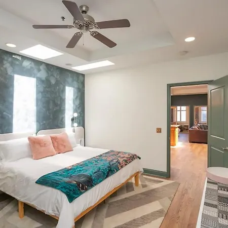 Broadway Penthouse Above Live Music & Bars *
