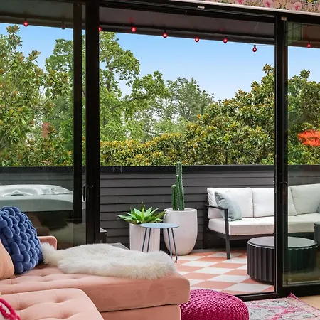 Music Row Hot Tub & Views Holiday home