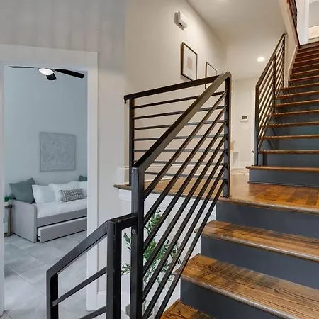 Unforgettable Townhome-close To Broadway-10 Beds! *