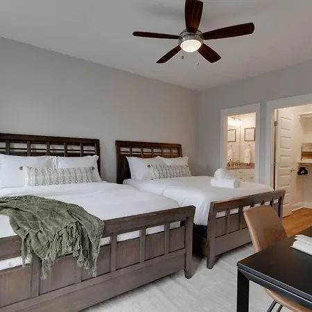 Holiday home Unforgettable Townhome-close To Broadway-10 Beds!