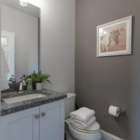 Sleek Townhome Near Broadway! * Nashville