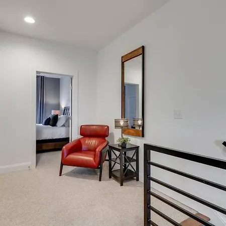 Sleek Townhome Near Broadway! Holiday home Nashville