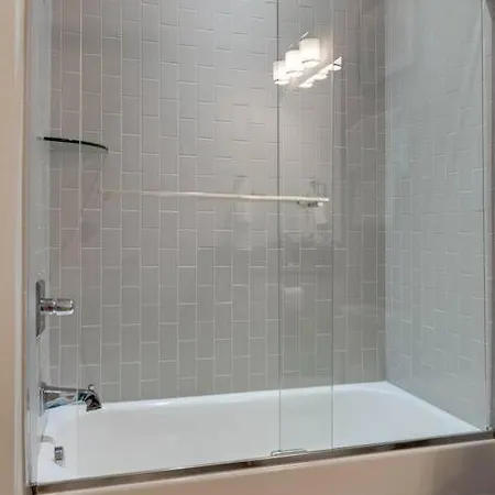 Sleek Townhome Near Broadway! Holiday home *