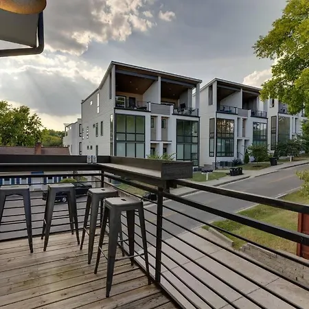 Sleek Townhome Near Broadway! Holiday home Nashville