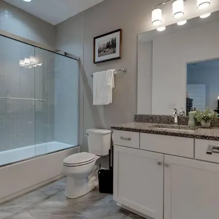 Sleek Townhome Near Broadway!