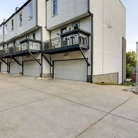 Sleek Townhome Near Broadway! Holiday home *
