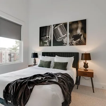 Sleek Townhome Near Broadway! Holiday home