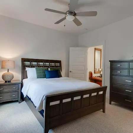 Sleek Townhome Near Broadway!