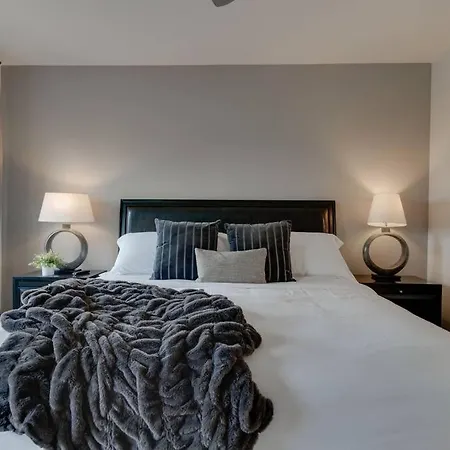 Sleek Townhome Near Broadway! Holiday home Nashville