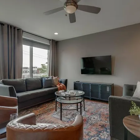 Sleek Townhome Near Broadway! *