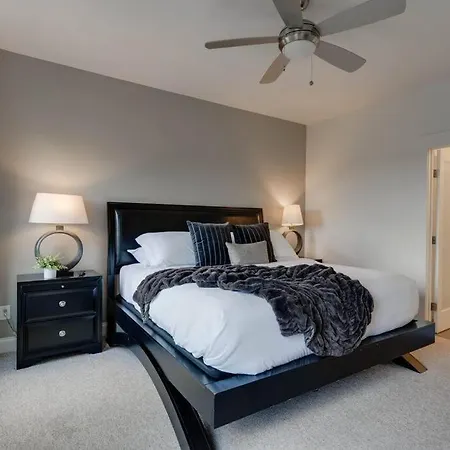 Sleek Townhome Near Broadway! Holiday home Nashville