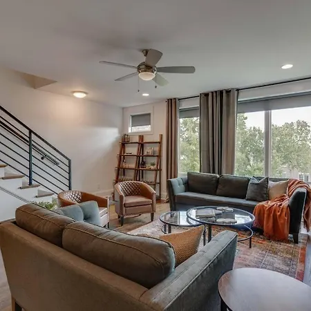Holiday home Sleek Townhome Near Broadway!