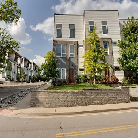 Sleek Townhome Near Broadway! Holiday home *