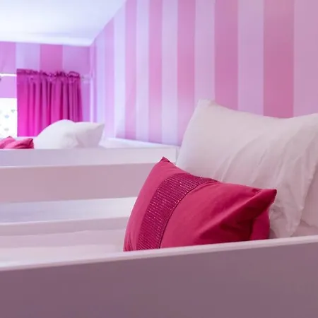 Omg Barbie!-walk To Bars & Food Apartment