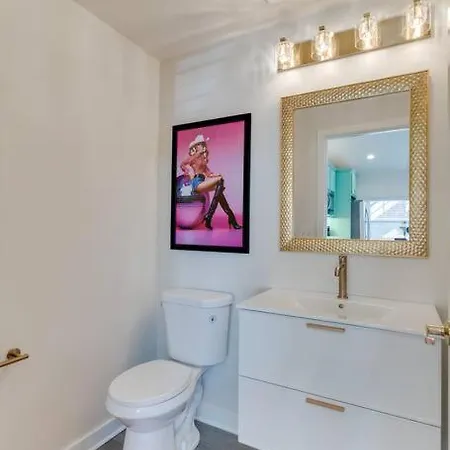 Omg Barbie!-walk To Bars & Food Apartment *