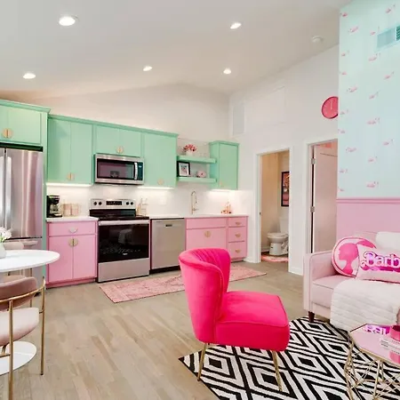 Apartment Omg Barbie!-walk To Bars & Food Nashville