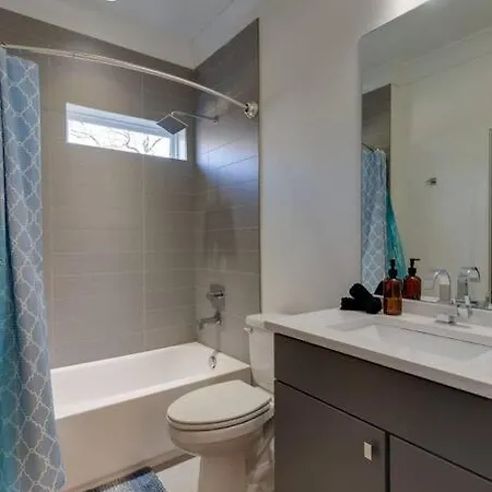 Spacious Only 2 Mi To Broadway Holiday home