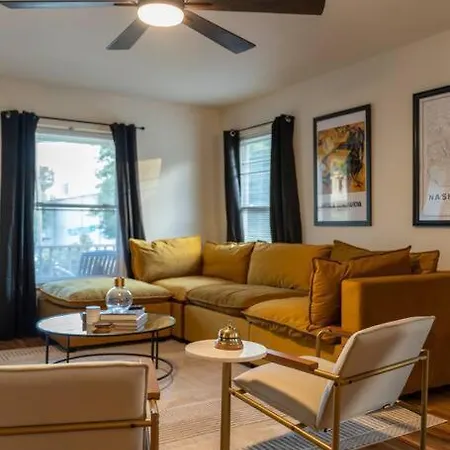 Close To Broadway Sleeps 10 With Pool Table! Nashville