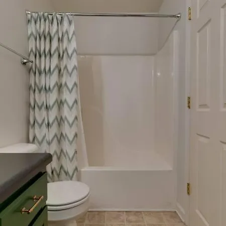 Close To Broadway Sleeps 10 With Pool Table! Holiday home Nashville