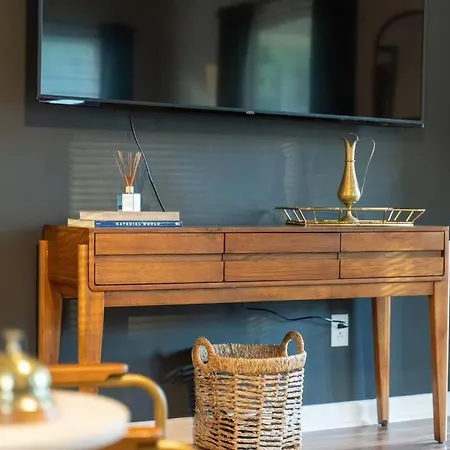 Close To Broadway Sleeps 10 With Pool Table!
