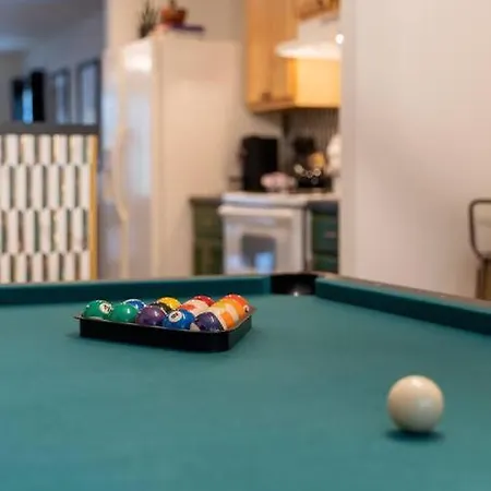 Close To Broadway Sleeps 10 With Pool Table! Holiday home Nashville