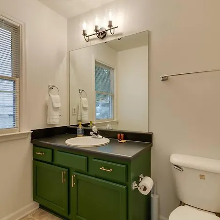 Close To Broadway Sleeps 10 With Pool Table!