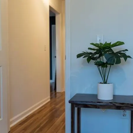 Close To Broadway Sleeps 10 With Pool Table! Holiday home