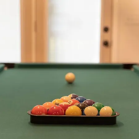 Close To Broadway Sleeps 10 With Pool Table! Holiday home Nashville