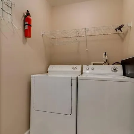 Close To Broadway Sleeps 10 With Pool Table!