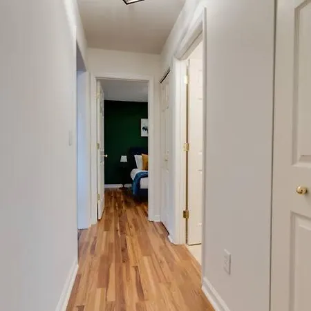 Close To Broadway Sleeps 10 With Pool Table!