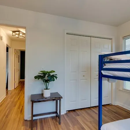 Close To Broadway Sleeps 10 With Pool Table! Holiday home