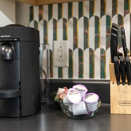 Close To Broadway Sleeps 10 With Pool Table!