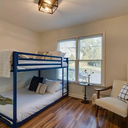 Close To Broadway Sleeps 10 With Pool Table! Holiday home *