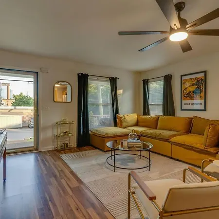 Close To Broadway Sleeps 10 With Pool Table! Holiday home Nashville
