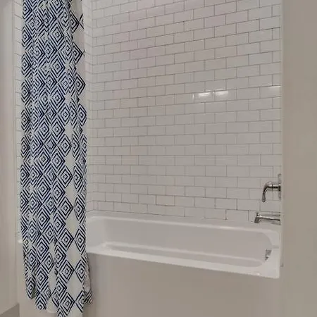 Chic Condo, 2mi To Downtown, Sleeps 8, By Geodis Apartment