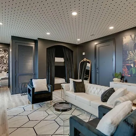 Luxury Balcony Retreat • Near Broadway Nashville
