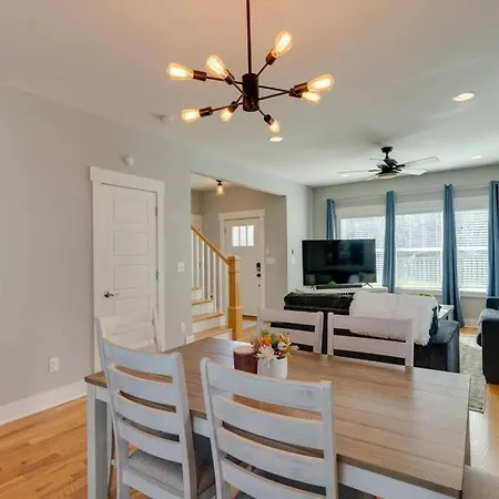Holiday home 3 Bedroom Home- Huge Yard For Pets 4 Miles To Broadway Nashville