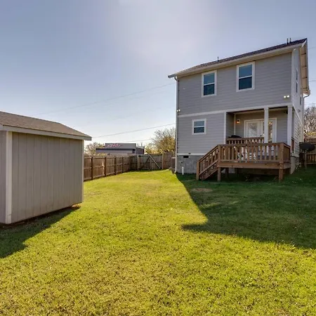 3 Bedroom Home- Huge Yard For Pets 4 Miles To Broadway Holiday home