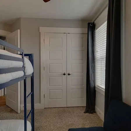 3 Bedroom Home- Huge Yard For Pets 4 Miles To Broadway
