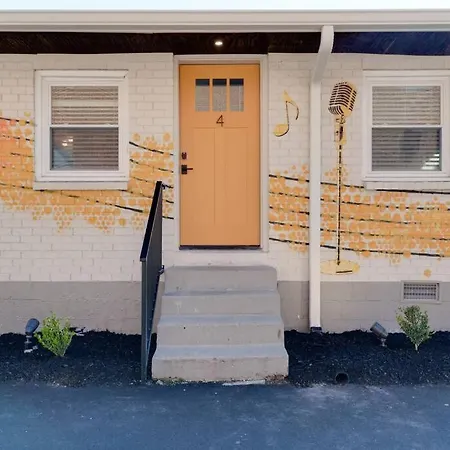 Apartment Mid Century Modern In East Nash! *