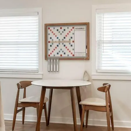 Mid Century Modern In East Nash! Apartment