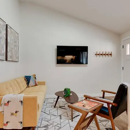 Mid Century Modern In East Nash! Apartment *
