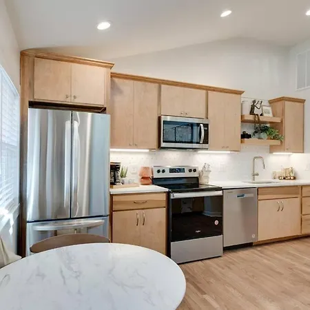 Mid Century Modern In East Nash! Apartment *