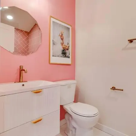 Apartment Omg Barbie!-walk To Bars & Food *