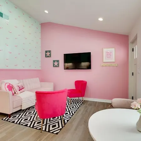 Apartment Omg Barbie!-walk To Bars & Food Nashville