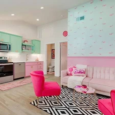 Omg Barbie!-walk To Bars & Food