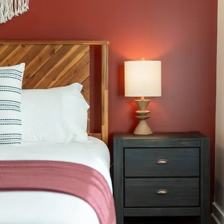 4 Bdrm-4 Bath, Great For Groups, Perfect Location! Apartment
