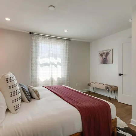 Apartment 4 Bdrm-4 Bath, Great For Groups, Perfect Location!